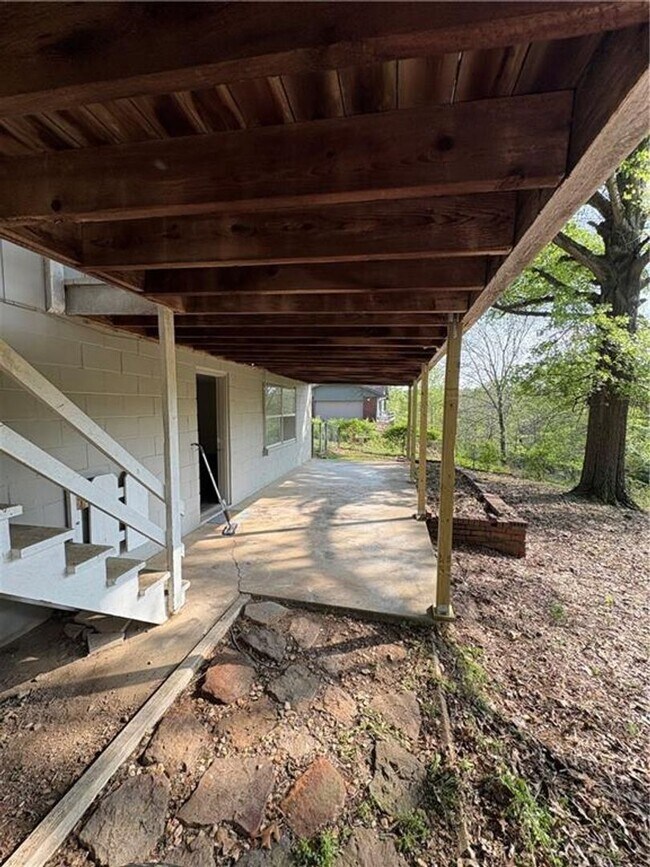 Building Photo - Spacious 4 bedroom, 2.5  bath house near B...