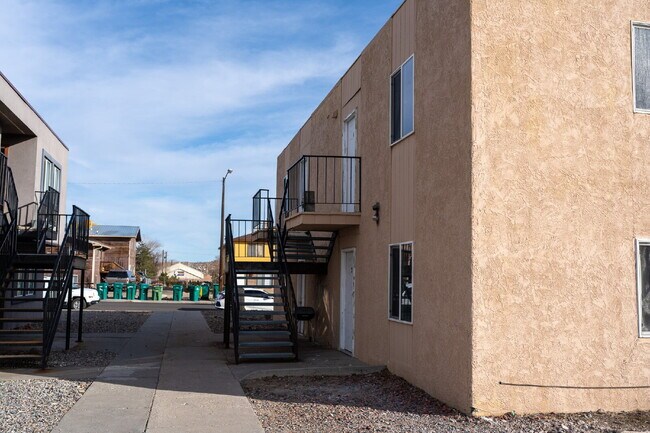 Building Photo - Stylish & Fully Furnished 2-Bedroom in the Heart of Farmington – Flexible Lease Terms!