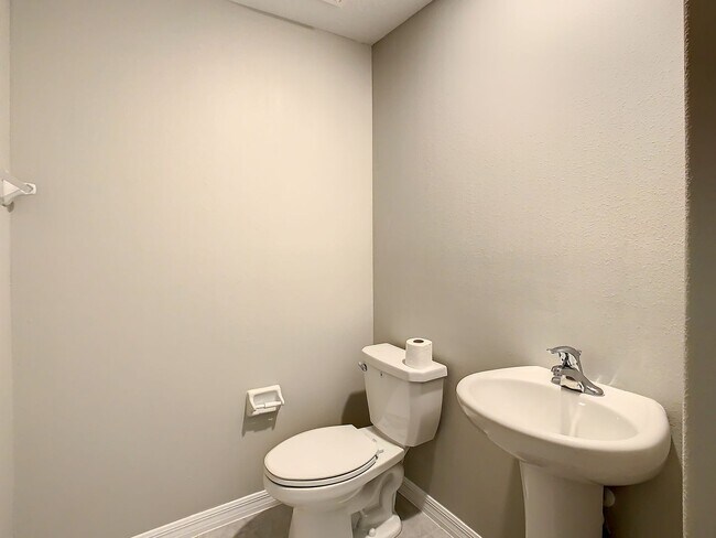 Building Photo - Beautiful 4 bedroom 2.5 bathroom Single Family House! Like new!