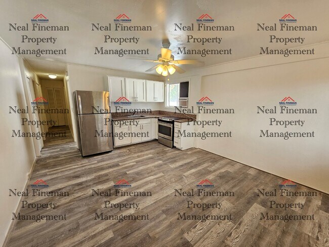 Building Photo - 3 Bed 1 Bath, Includes 2 Parking Stalls in...