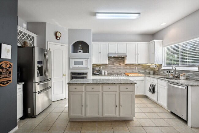 Building Photo - "Discover Comfort & Style: Spacious 3-Bedr...
