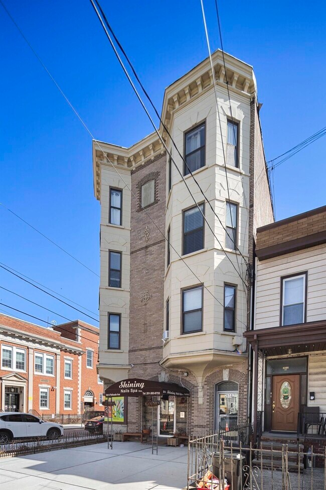 Building Photo - 2614 Palisade Ave