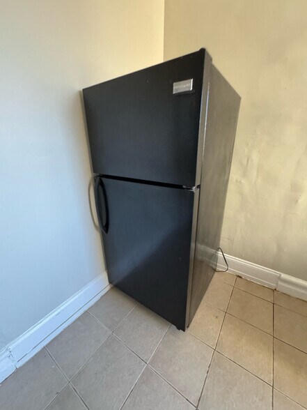 Building Photo - 210 Roseville Ave