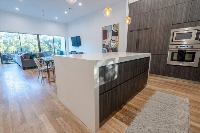 Building Photo - 709 Memorial Heights Dr