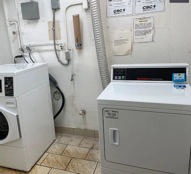 Building Photo - Spacious 1 Bed + Den | 1.5 Bath Apartment by the Canal with Pool