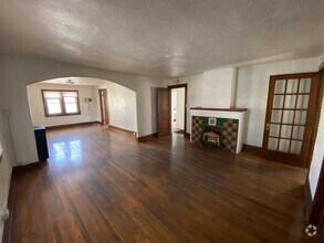 Building Photo - Spacious 3-Bedroom