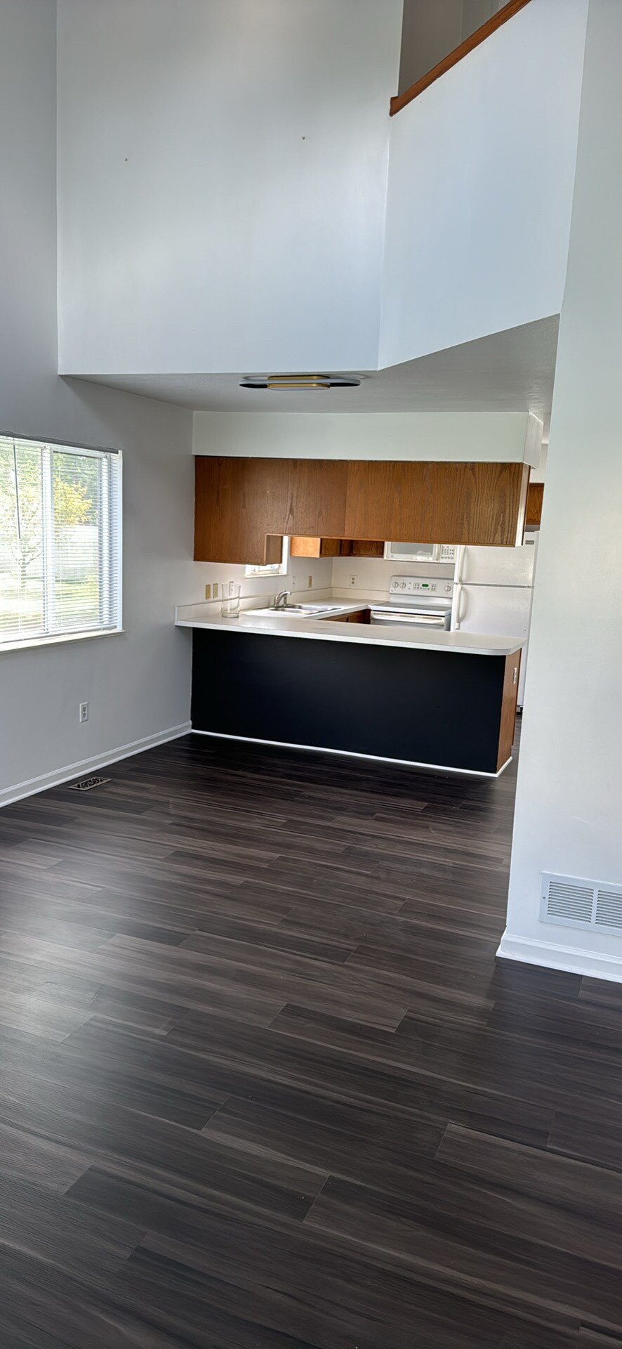 Building Photo - 5945 Red Oak Dr