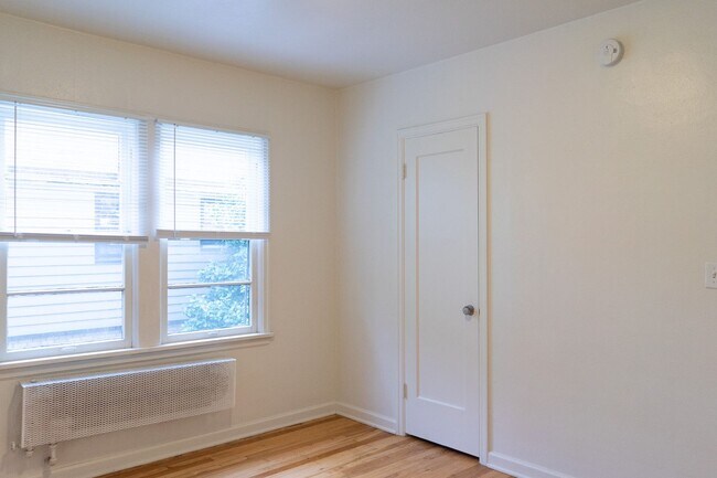 Building Photo - Finally, a Place That’s All Yours — Cozy Downtown 1bd/1bth Awaits!