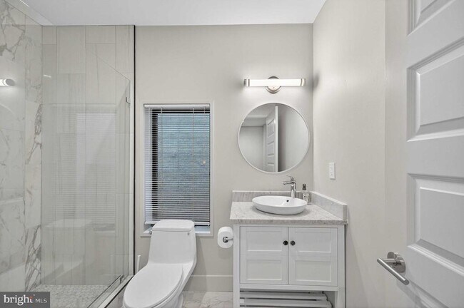 Building Photo - 911 S Oak St