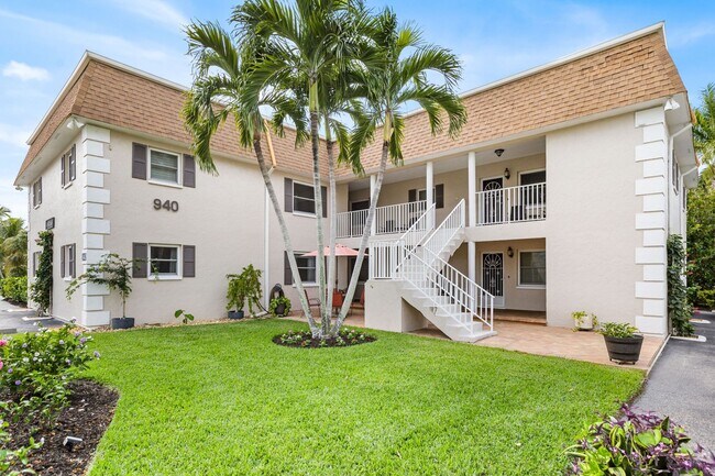 Building Photo - ** OLDE NAPLES ** 2 BED / 1 BATH - CONDO -...