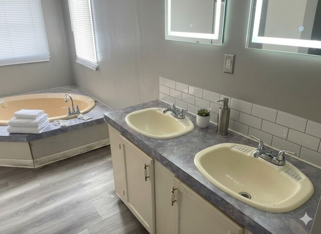 Building Photo - 142 Snowhill Church Rd