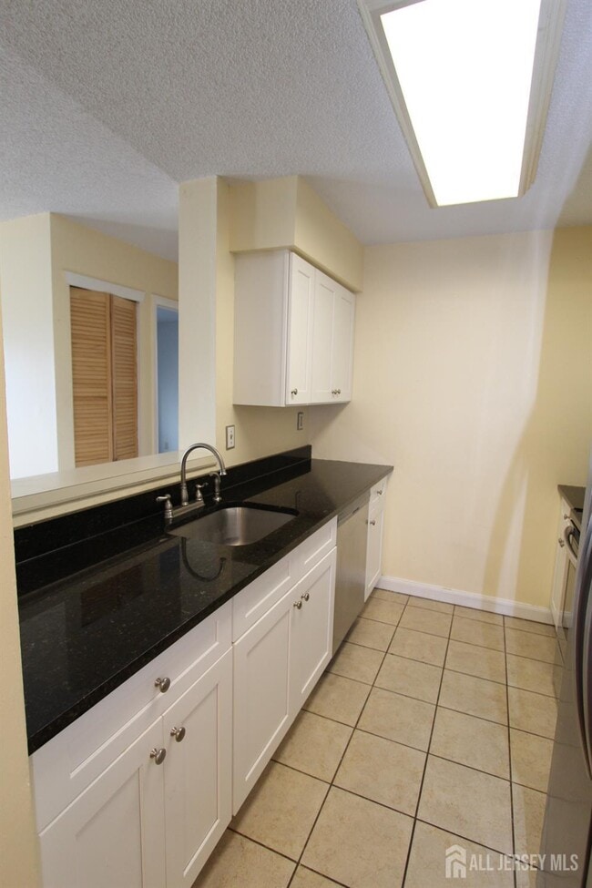 Building Photo - 8201 Tamarron Dr