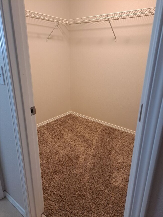 Building Photo - 3 Bedroom Home - Nice back yard -  no applications pending available now !