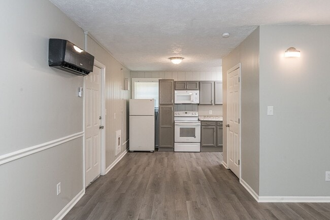 Building Photo - Beautifully FULLY RENOVATED 2 Bdr 1 bath i...