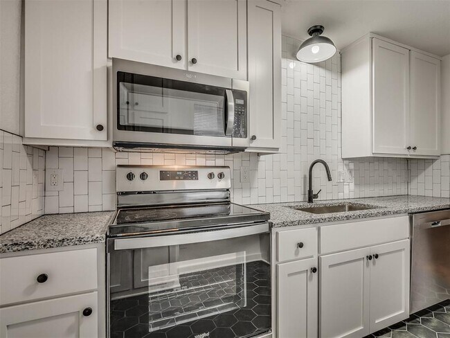 Building Photo - 131 W Acres St