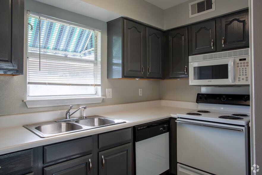 2BR,2BA 1000 sqft Paradise - Somerset Oceanside Apartments
