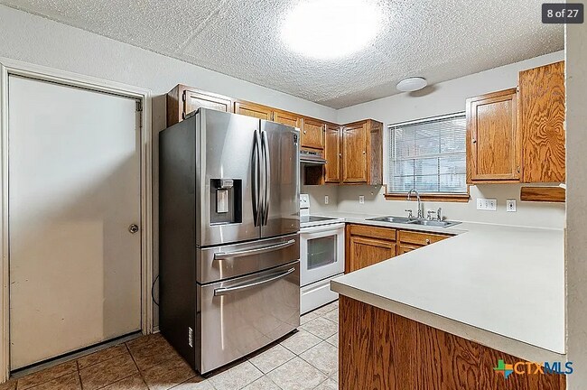 Building Photo - 1701 Century Oaks Dr