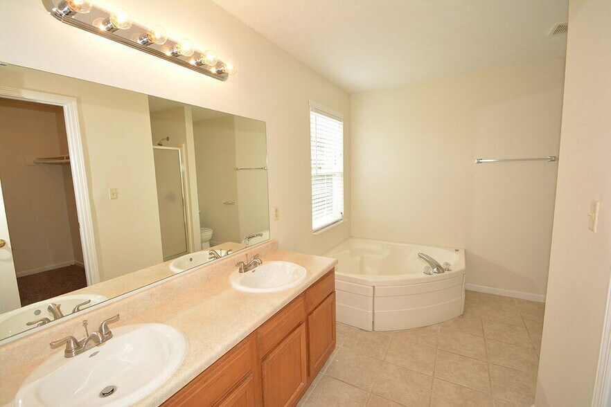 Building Photo - 453 Yorktown Ln