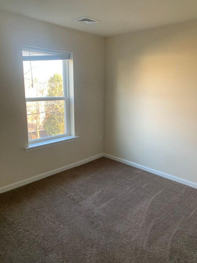 Building Photo - 3 Bedroom 1.5 Bathroom's