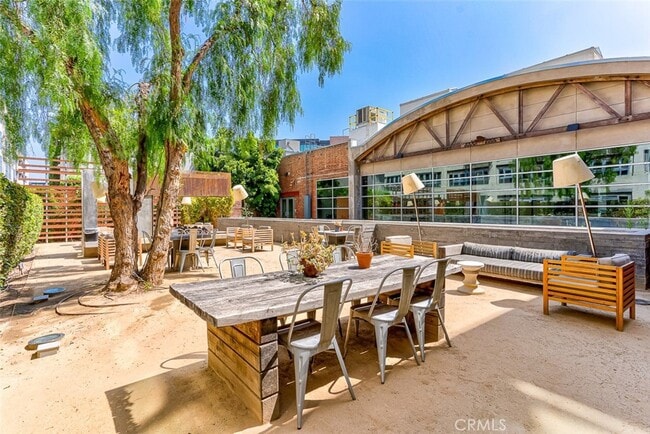 Building Photo - 527 Molino St