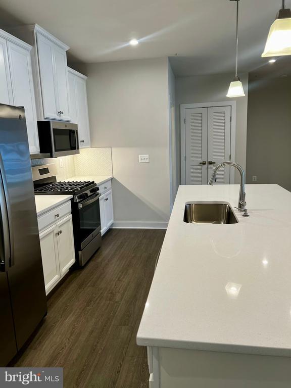 Building Photo - 10421 Resort Road