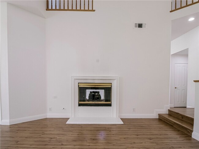 Building Photo - 25035 Eaton Ln
