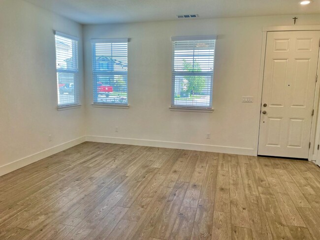 Building Photo - 1112 Pearl Dr