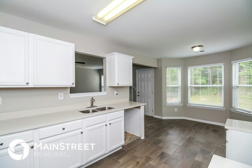 Building Photo - 10950 Southwood Dr