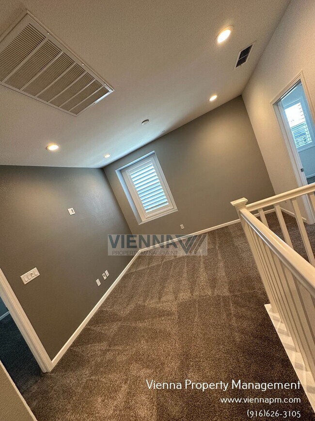 Building Photo - 1347 Larkspur Dr