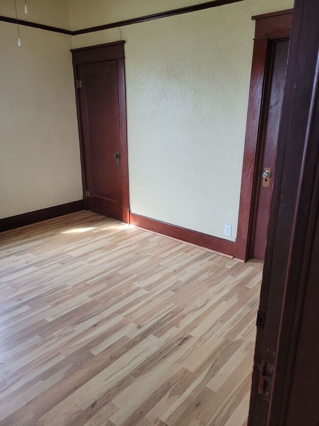 Building Photo - 6 bedroom, 2 bathroom house for rent in Je...