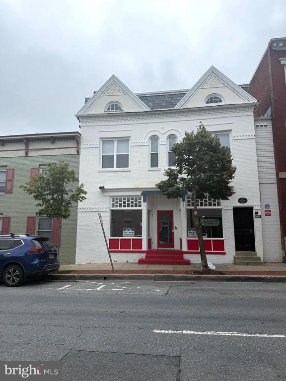 Building Photo - 106 S Market St