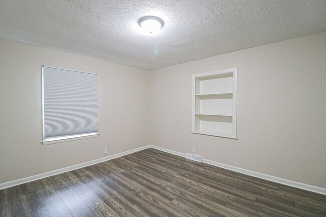 Building Photo - 3009 S Glenn Ave