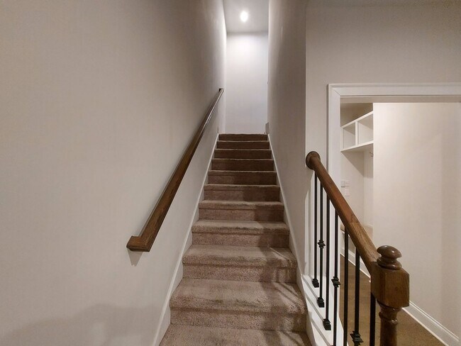 Building Photo - Large 3 Bedroom Luxury Townhome on Silver ...
