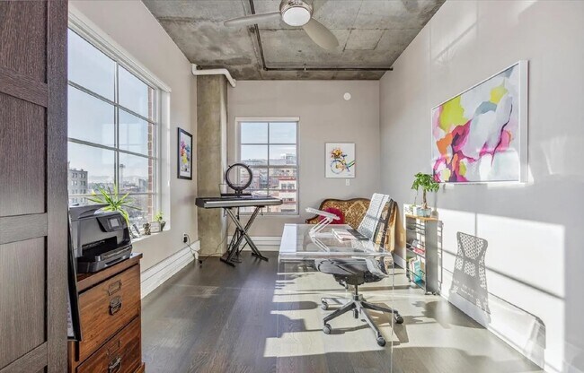 Building Photo - Downtown Loft Living at its Best