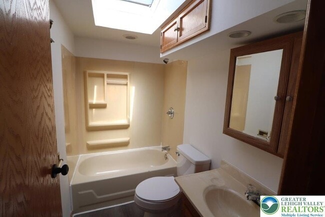 Building Photo - 238 Birchwood Ln