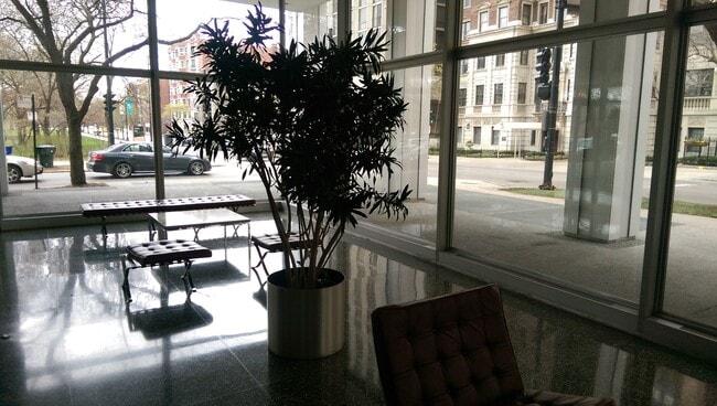 Building Photo - 2400 N Lakeview Ave