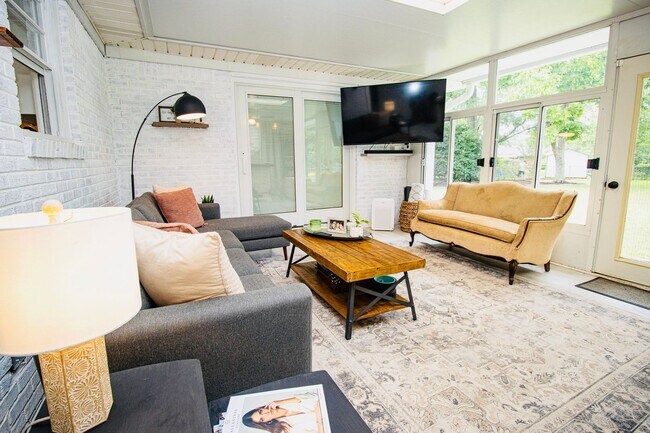 Building Photo - Stunning 3 Bedroom, 2 Bathroom in West Col...
