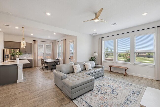Building Photo - 6908 Empresa Dr