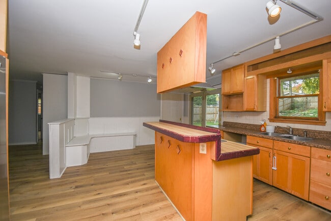 Building Photo - 1107 Hilltop Blvd