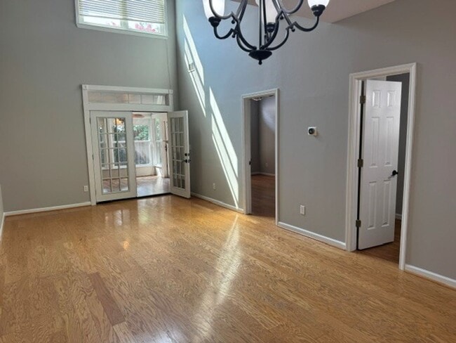 Building Photo - freshly paint 3 bed 2 bath townhome