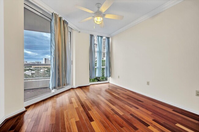 Building Photo - 401 SW 4th Ave