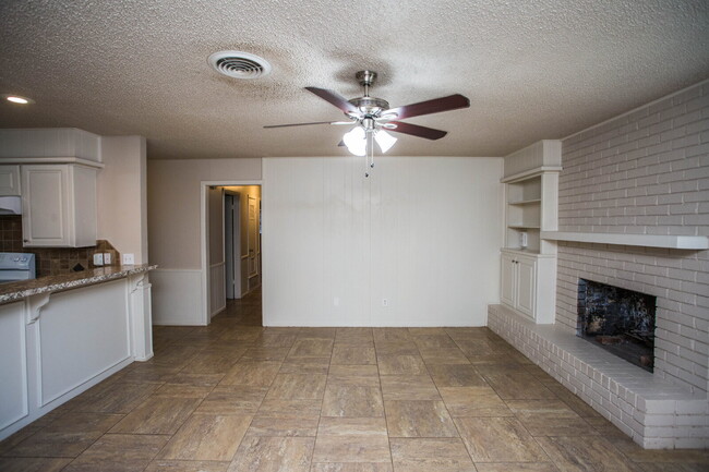 Building Photo - Beautiful 3/2 with a Bonus Room!