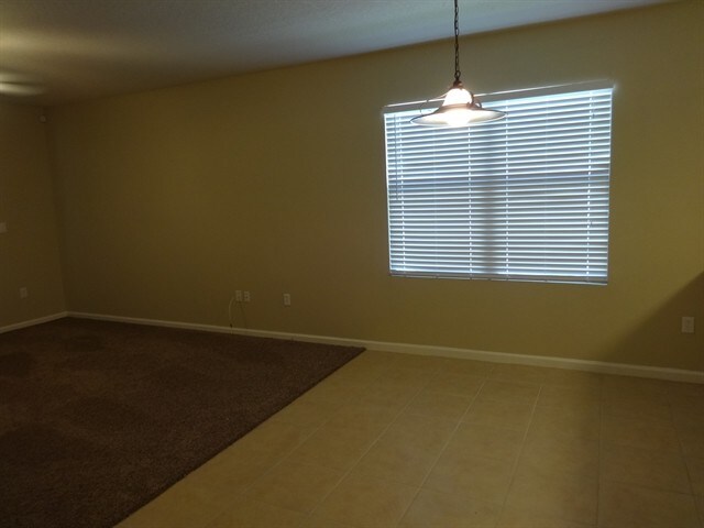 Building Photo - 560 Loxley Ct