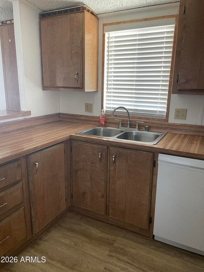 Building Photo - 415 E Villa Theresa Dr