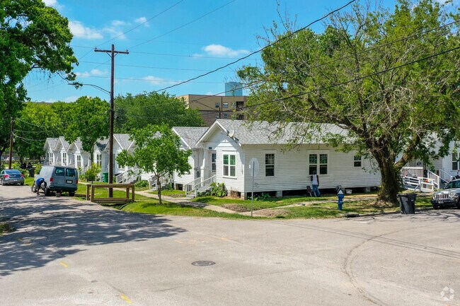 Building Photo - 2619 Hadley St