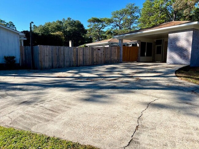 Building Photo - Corner lot in Huntleigh Woods