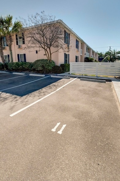 Building Photo - 2057 Middle St