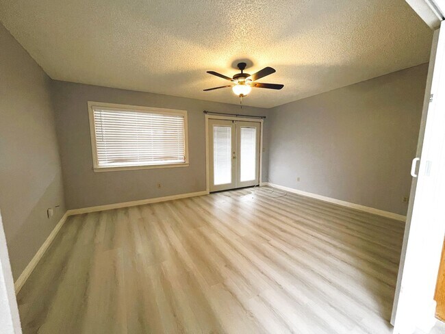 Building Photo - Perfect Pool House!!