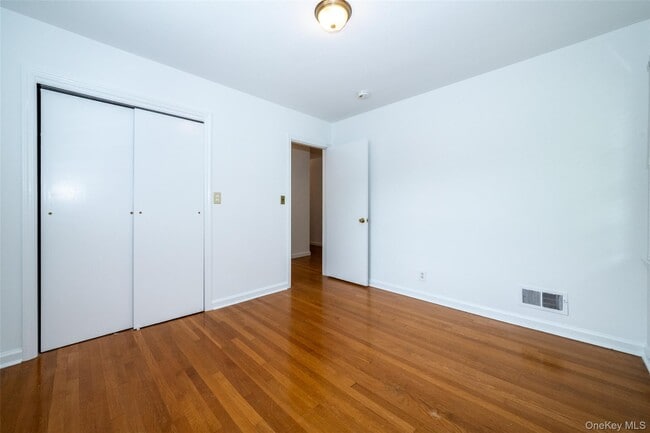 Building Photo - 25 Crosshill Rd