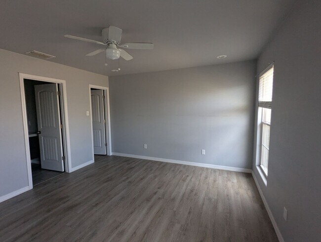 Building Photo - 1302 N Clinton Ave